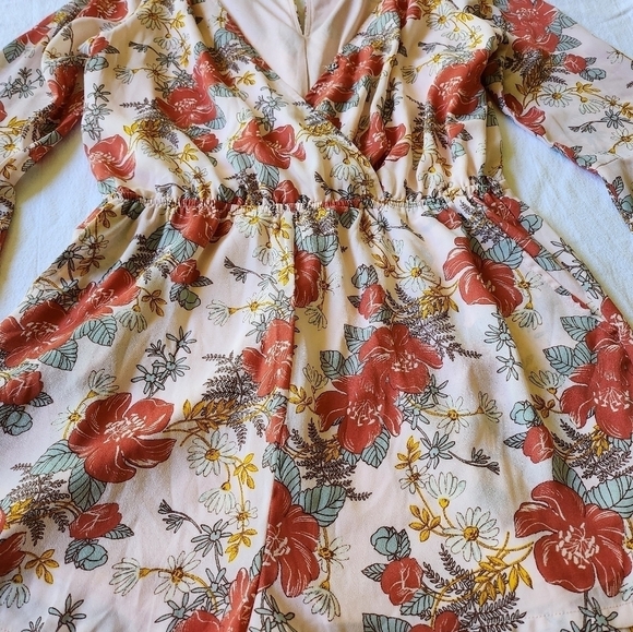 Lulu's Bell Sleeve Floral Cross Front Closure Sz. M Romper - Picture 7 of 12